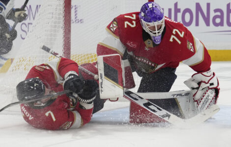 Bobrovsky gets shutout, Panthers roll past NHL-leading Jets 5-0 to snap 2-game slide
